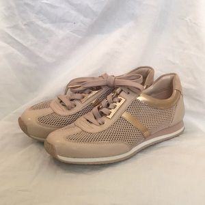 I mean seriously … mauve / rose gold? 😘